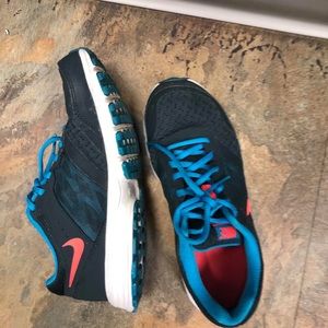 Nike - women's size 7 tennis shoes